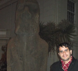 Isso é o que dá visitar o Moai à noite