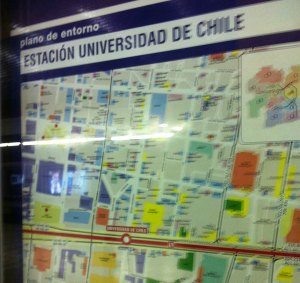 Há mapas visíveis em todas as estações de Santiago. Fácil demais de andar