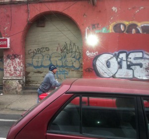 Limpar o vidro dos carros é uma forma de ganhar $ em Valparaíso