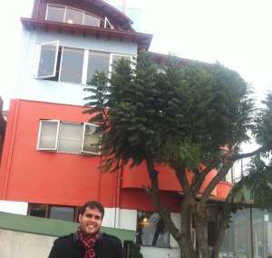 Em frente à casa de cinco andares de Neruda em Valparaíso